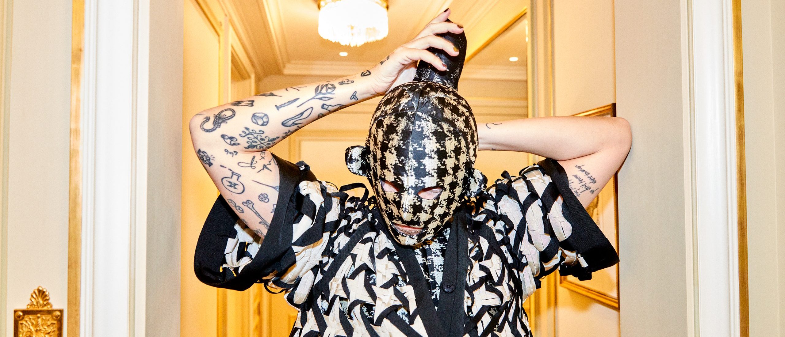Fredrik-Robertsson-pa-Hotel-Ritz-i-Paris-ikladd-Jean-Paul-Gaultier-2020